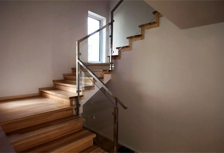 Schody dębowe z balustradą szklaną - stolarz Białystok